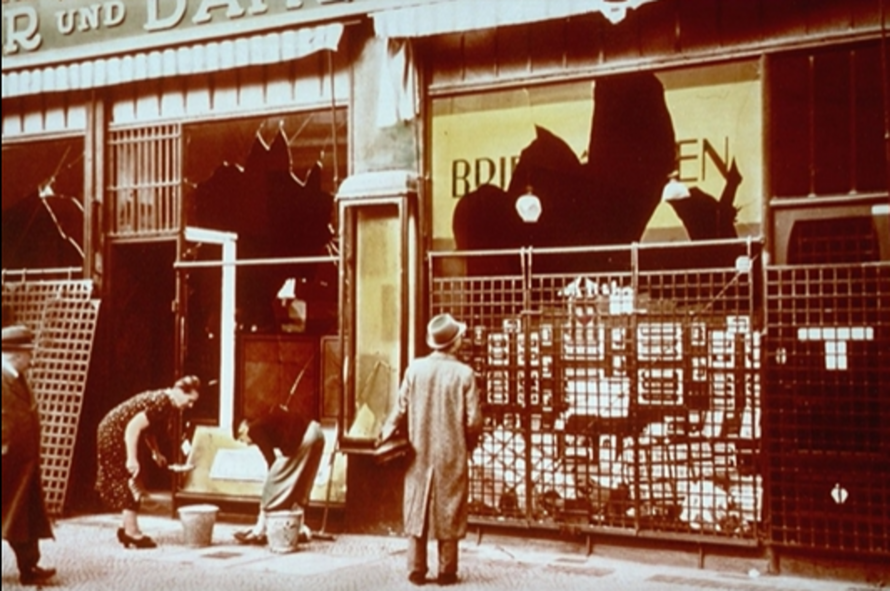 Under Krystalnatten ødelagde grupper af nazister facaderne på jødisk ejede forretninger på Potsdamer Straße, en handelsgade i det centrale Berlin. Disse forretninger var blandt de tusindvis af butikker og hjem, der blev beskadiget under de landsdækkende antisemitiske uroligheder